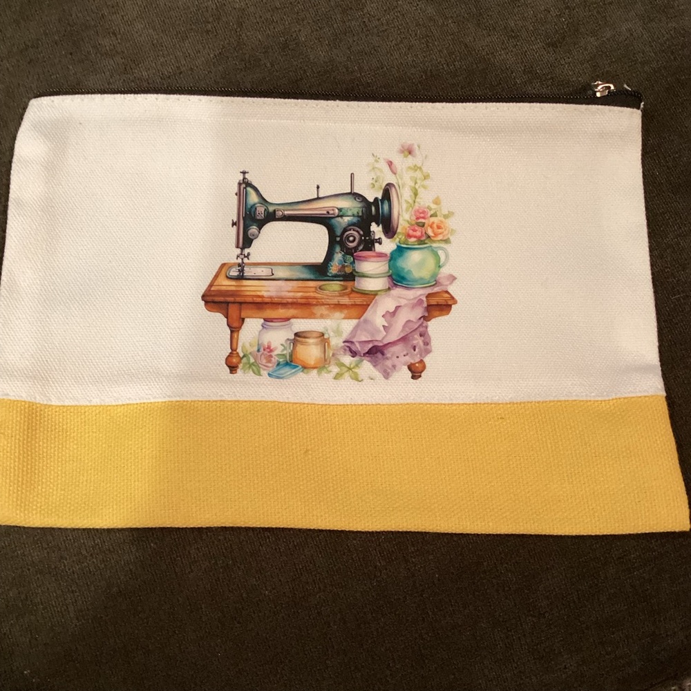 Boutique: Pouch with vintage sewing machine motif. Free notions. 3 styles.